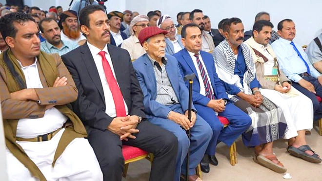 طارق صالح خلال لقائه مشايخ ووجهاء ريمة طارق صالح خلال لقائه مشايخ ووجهاء ريمة